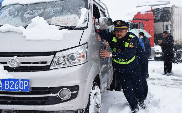 《风雪路上施援手》张涛