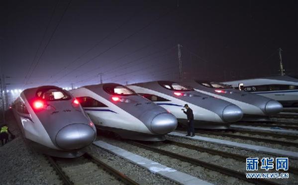 （关注春运）（5）“陆地舰队”：通宵检修 黎明出发