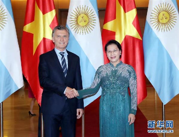 2月20日,越南国会主席阮氏金银(右)在河内会见来访的阿根廷总统