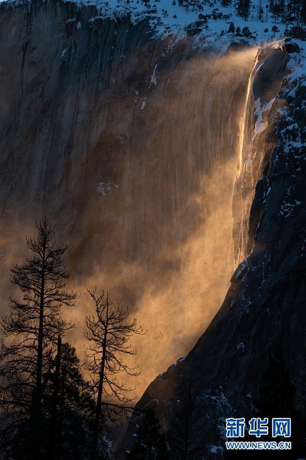 （国际）（2）美国约塞米蒂国家公园现“火瀑布”奇景