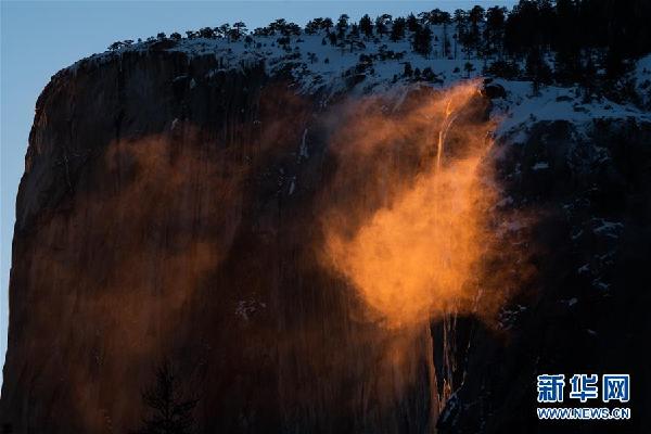 （国际）（1）美国约塞米蒂国家公园现“火瀑布”奇景