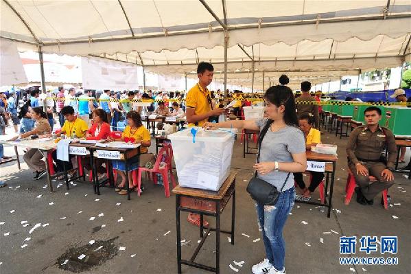 （国际）（4）泰国选民参加大选提前投票日投票