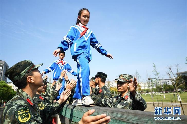 （社会）（1）重庆：感受军旅生活 接受国防教育
