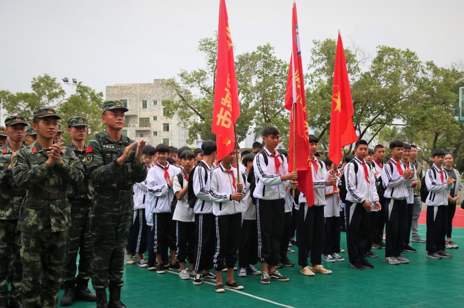 2019年4月12日，官兵对学生们的到来表示热烈欢迎