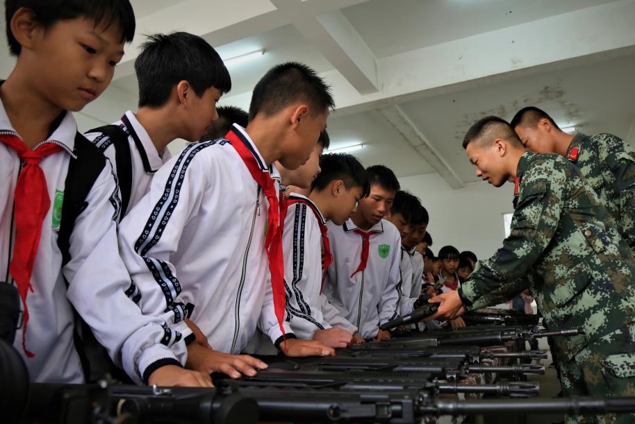 2019年4月12日，学生们在参观武警官兵们的武器装备
