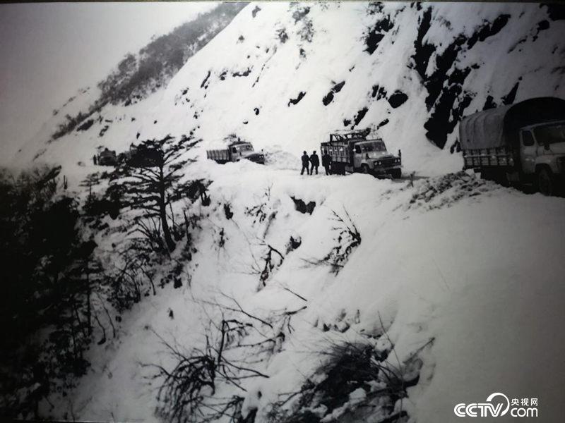 汽車運(yùn)輸隊(duì)艱難通過二郎山路段。（翻拍于川藏公路紀(jì)念館）