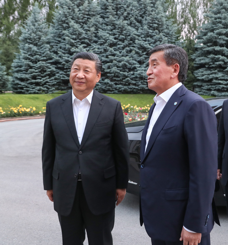 6月12日，甫抵比什凯克的国家主席习近平，应吉尔吉斯斯坦总统热恩别科夫邀请，来到总统官邸。两国元首亲切会见。新华社记者 姚大伟 摄