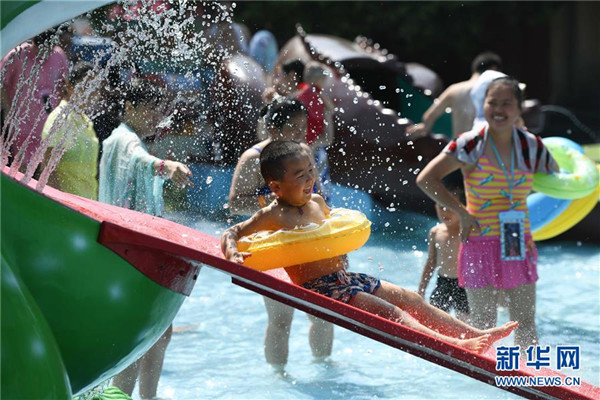 7月28日,人们在位于合肥的阿酋湾水上乐园戏水纳凉.
