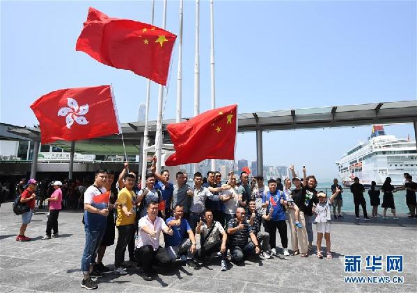 （圖文互動）特寫：香港市民自發(fā)集會守護(hù)五星紅旗