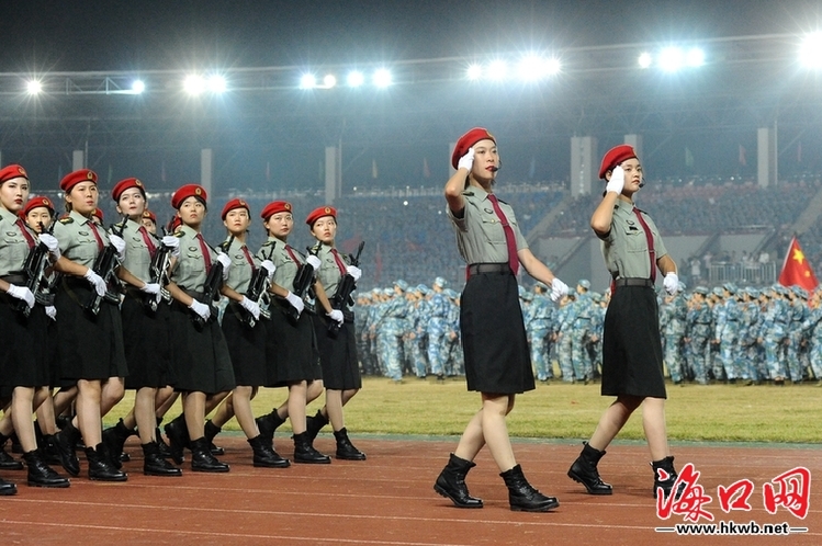 海口经济学院2019级新生军训方队进行分列式表演.见习记者王程龙 摄