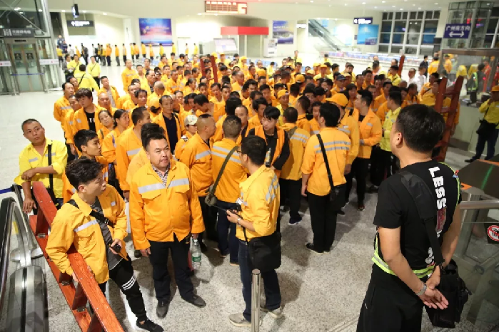 200多人坐动车进入海底隧道！干一件大事！