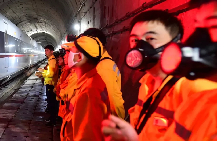 200多人坐动车进入海底隧道！干一件大事！