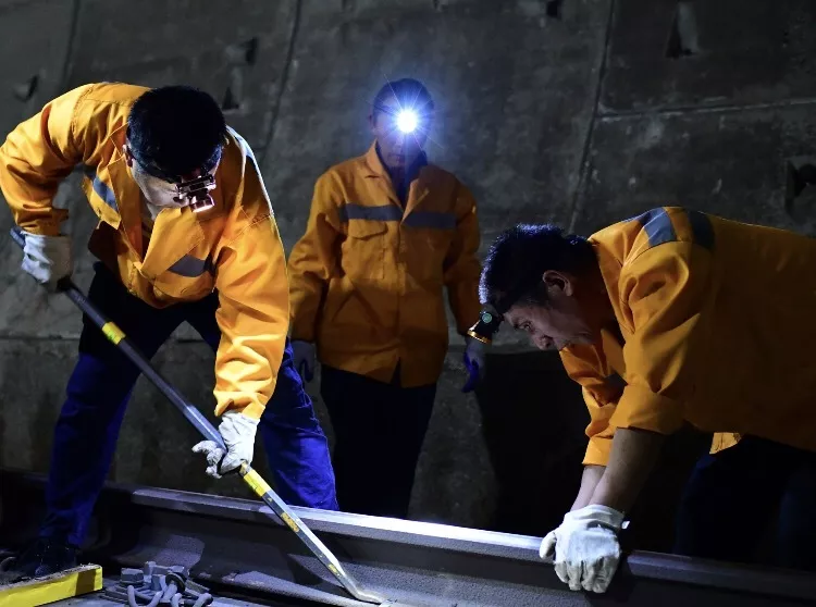 200多人坐动车进入海底隧道！干一件大事！