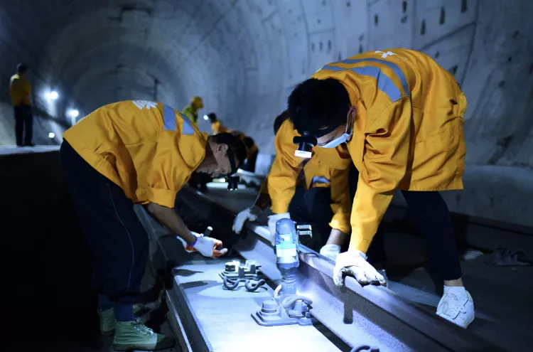 200多人坐动车进入海底隧道！干一件大事！