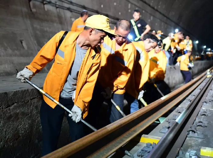 200多人坐动车进入海底隧道！干一件大事！
