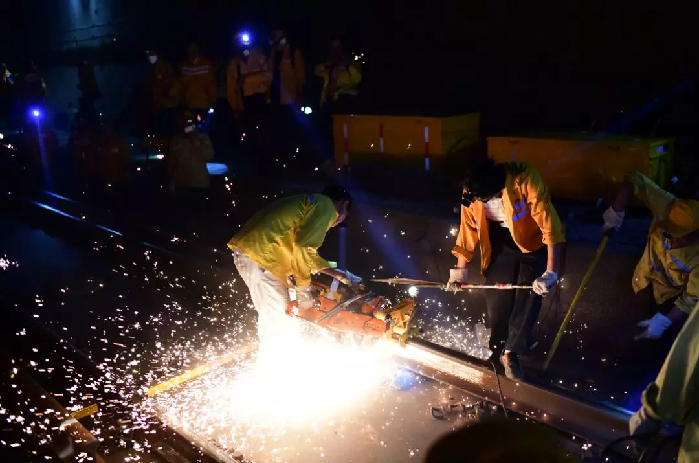 200多人坐动车进入海底隧道！干一件大事！