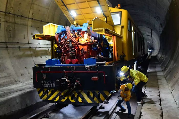 200多人坐动车进入海底隧道！干一件大事！