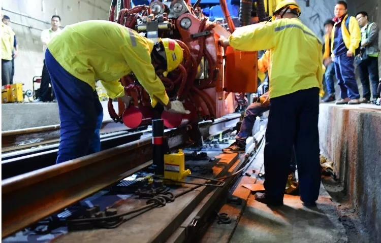 200多人坐动车进入海底隧道！干一件大事！