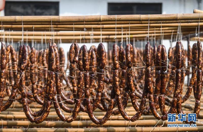 （社会）（3）千年古镇“晒腊味 迎新年”