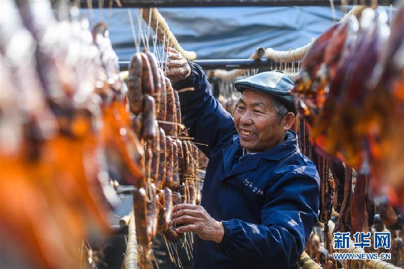 （社会）（4）千年古镇“晒腊味 迎新年”