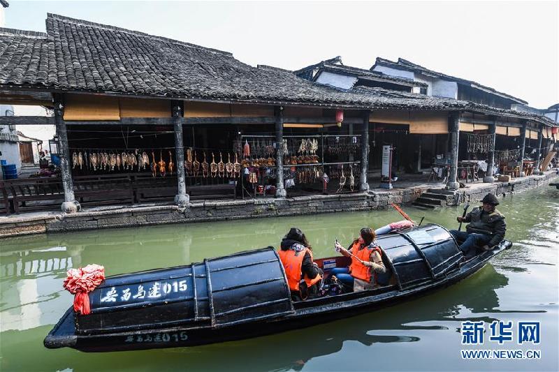 （社会）（5）千年古镇“晒腊味 迎新年”