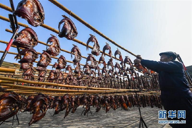 （社会）（12）千年古镇“晒腊味 迎新年”