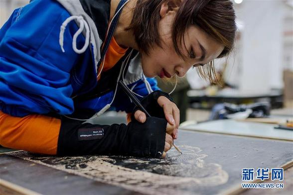 （文化）（4）刀尖上的技艺——走近云南普洱"绝版木刻"艺术