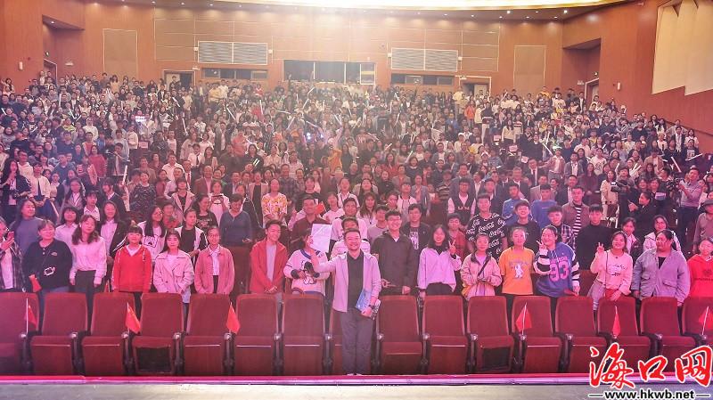 《流浪地球》导演郭帆参加海南大学法学院迎新