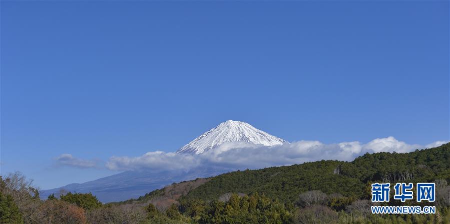 这是1月2日在日本静冈市拍摄的富士山景色.新华社记者 杨光 摄