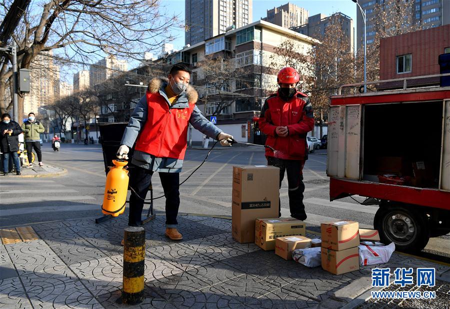快递小哥疫路逆行者