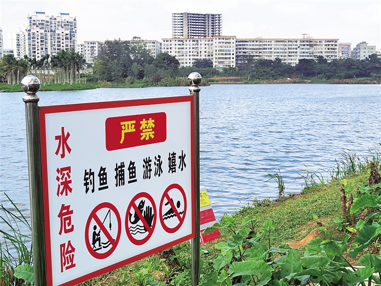 河边设置的严禁钓鱼,捕鱼警示牌.王天宇 摄