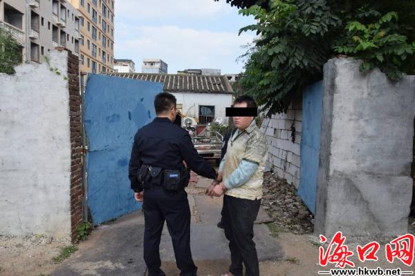 民警带嫌疑人符某坤指认现场.曾广藩 摄