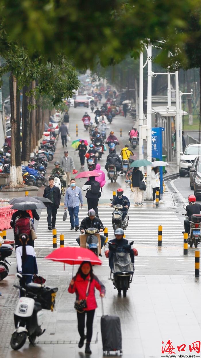 海口街头路人行色匆匆.邵阳 摄