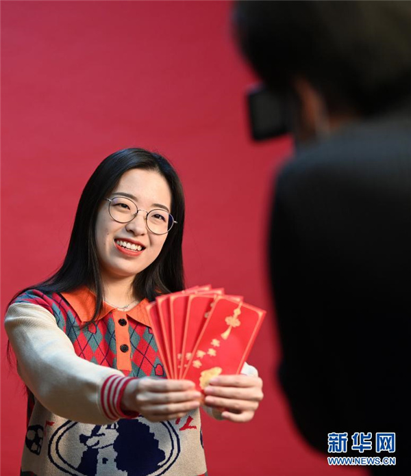 首页></p></a>精彩图片> 2月4日,留校学生在拍摄贺岁写真.