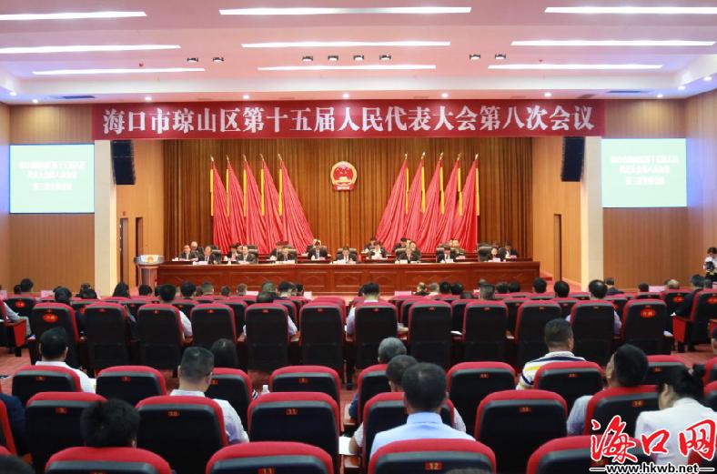吴光亮,覃俊,王运清,李坚,方慧玲,蒙莽在主席台前排就座