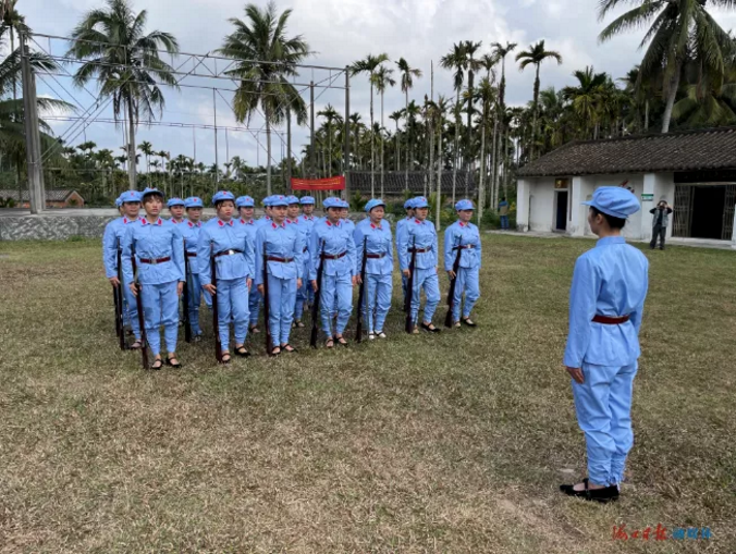 新一代的红色娘子军民兵连在操练场进行日常操练.