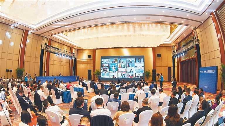 参加“中国—东盟省市长对话”的各方签署共同倡议