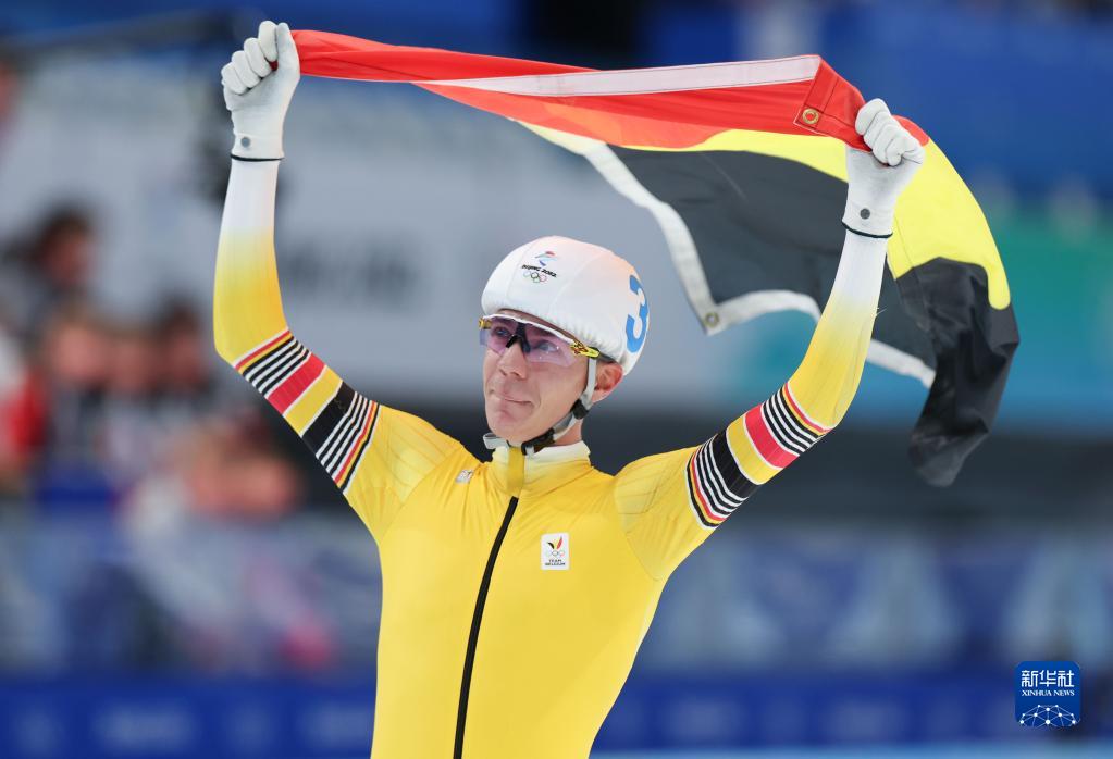 速度滑冰男子集体出发决赛：比利时选手夺冠