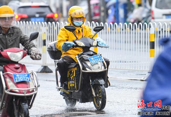 海口外卖骑手雨天送餐忙最感动客户注意安全温馨留言