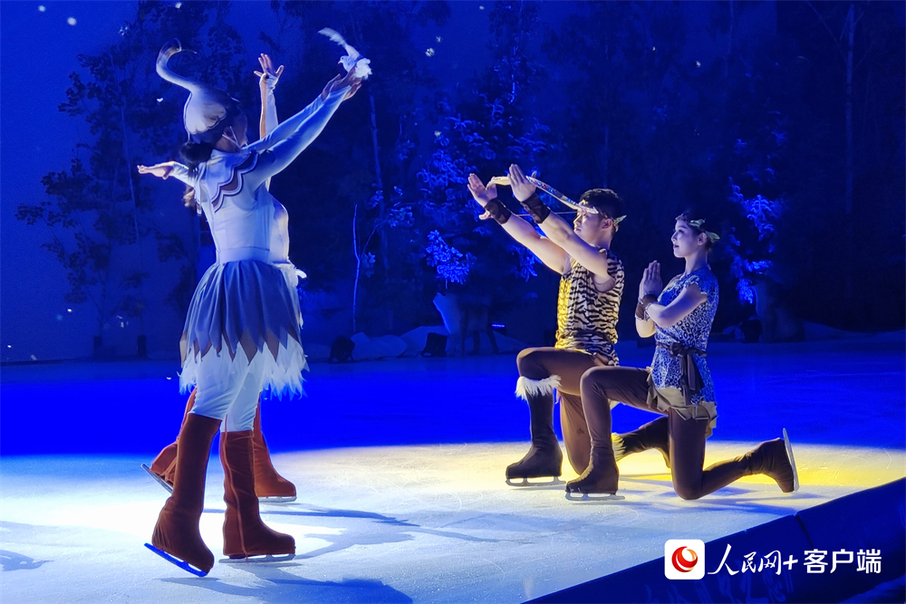 在内蒙古呼伦贝尔市海拉尔区，大型冰舞秀《呼伦贝尔之恋》将绿水青山和民间传说“搬”上舞台。人民网孟丽媛摄