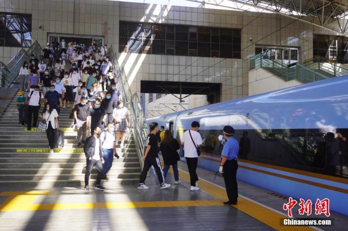 资料图：2021年9月9日，旅客进入郑州火车站月台。<a target='_blank' href='/'>中新社</a>记者　刘鹏 摄