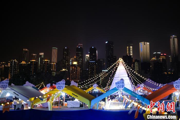 12月14日晚，“彩虹集市”與城市夜景相映成趣?！『闻罾?攝