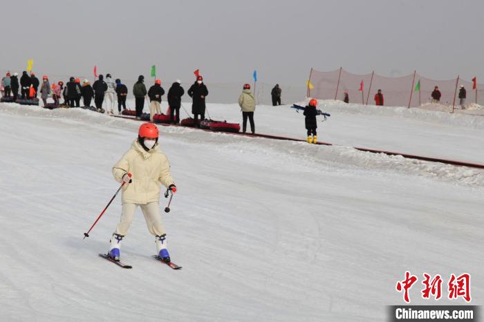 当日，滑雪场还举办了单板滑雪、双板滑雪、雪地转转等比赛。　赵德智 摄