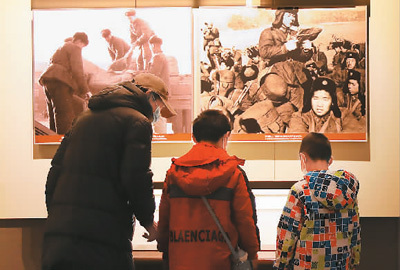 小朋友跟随家长在辽宁省抚顺雷锋纪念馆里参观。新华社记者 姚剑锋 摄