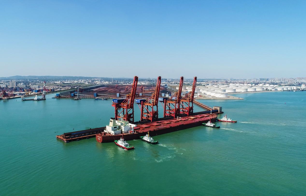图为湛江港40万吨级散货码头