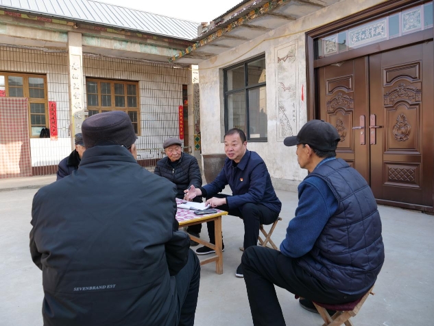 2023年全國兩會前夕，全國人大代表、廣平縣后南陽堡村黨支部書記王建廣和村民座談。（受訪者供圖）