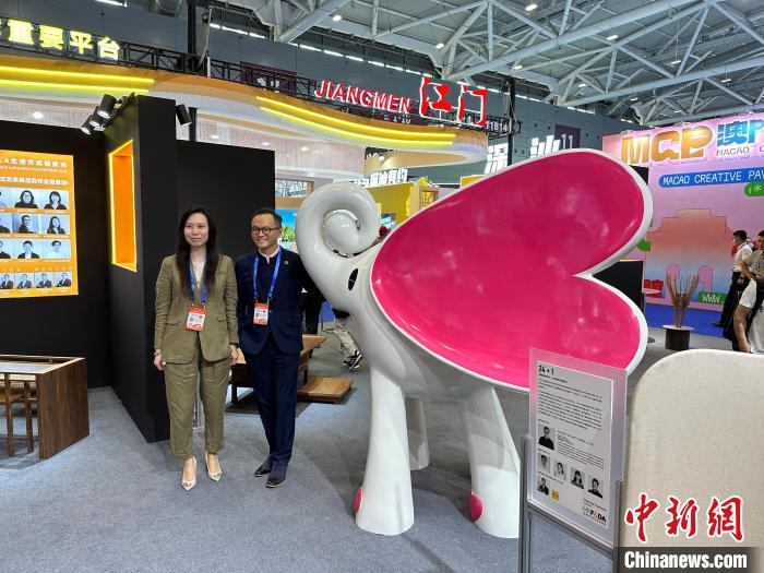 香港青年设计师设计的“爱心小飞象”。　方伟彬 摄