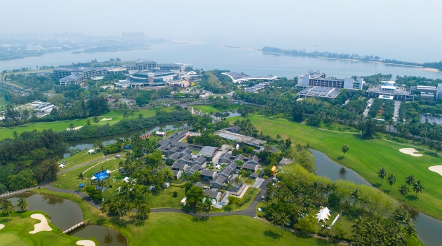 中外嘉宾参观2024年东屿岛文化公园海口城市展