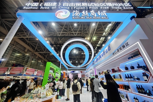 2024年3月18日,第四届中国跨境电商交易会在福建福州开幕。展会聚焦“链接跨境全流域 共建电商新生态”,集聚全国80余个外贸产业带的上千家供应链企业。