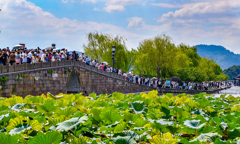 2024年10月4日，杭州西湖景区迎来国庆假期旅游高峰。